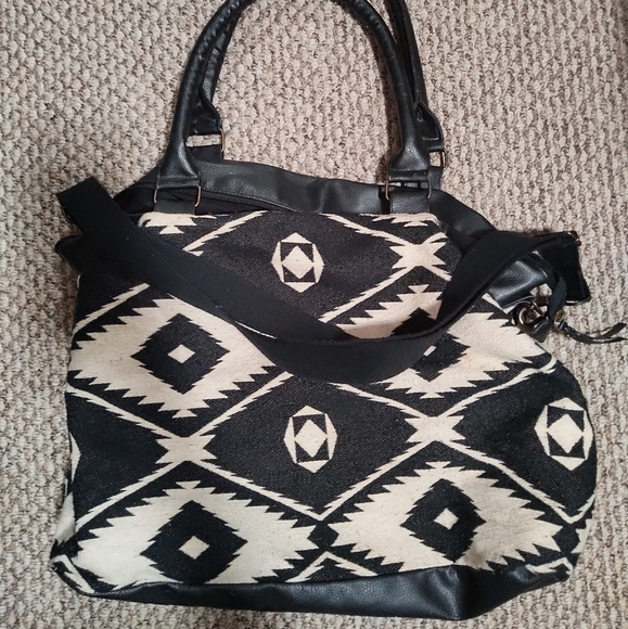 Womens black and white aztec designed mossimo weekender bag - Picture 2 of 4